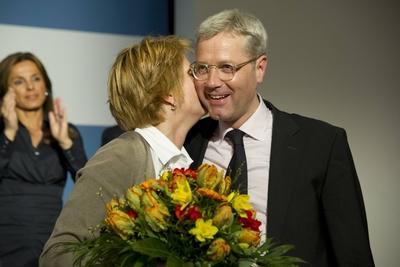 Bildnummer: 57892905  Datum: 04.04.2012  Copyright: imago/Sven SimonSpitzenkandidat Norbert  R?ttgen, jubelt ?ber das Wahlergebnis von 96 Prozent, mit Ehefrau Ebba, Landesvertreterversammlung der NRW-CDU, CDU Nordrhein-Westfalen in M?lheim an der Ruhr am 04.04.2012,  People Politik GER CDU xcb x0x 2012 quer Aufmacher Politik PL politisch Politiker Politikerin Christdemokaten christdemokratisch Partei Parteitag NRW Nordrhein-Westfalen Landesregierung Kandidatin Kandidat Spitzenkandidatin Spitzenkandidat Kandidatur Landtagswahl Datenbank 57892905 Date 04 04 2012 Copyright Imago Sven Simon Top candidate Norbert R?ttgen cheering above the Election result from 96 Percent with Wife Ebba National Representative Assembly the NRW CDU CDU North Rhine Westphalia in M?lheim to the Ruhr at 04 04 2012 Celebrities politics ger CDU  x0x 2012 horizontal Highlight politics PL politically Politicians Politician   Party Party NRW North Rhine Westphalia Provincial government Candidate Candidate Top candidate Top candidate Candidacy Landtag election Database-stock-photo