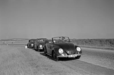 KdF Wagen Drei Modelle des Volkswagen Käfer, oder KdF Wagen, mit offenem und geschlossenem Dach und als Cabrio am Rande-stock-foto