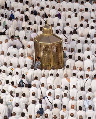 Muslim worshippers gather for prayers around the Kaaba, Islam's holiest shrine, at the Grand Mosque complex in the holy city of Mecca-stock-foto
