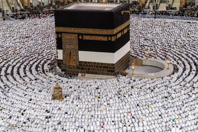 Muslim worshippers gather for prayers around the Kaaba, Islam's holiest shrine, at the Grand Mosque complex in the holy city of Mecca-stock-foto