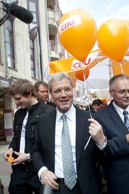 Bildnummer: 57916651  Datum: 20.04.2012  Copyright: imago/Sven SimonNorbert R?TTGEN, R?ttgen, Spitzenkandidat der NRWCDU f?r die Landtagswahl in NRW, Bundesumweltminister und Landesvorsitzender der NRW-CDU, h?lt einen Luftballon in der Hand, Strassenwahlkampf der NRWCDU, CDU Nordrhein-Westfalen in Langenberg am 20.04.2012, ? People Politik Wahlkampf Landtagswahl Nordrhein Westfalen NRW Wahl Herford Portr?t xdp x0x 2012 hoch Politik PL politisch Politiker Politikerin Christdemokaten christdemokratisch Partei Parteitag NRW Nordrhein-Westfalen Landesregierung Kandidatin Kandidat Spitzenkandidatin Spitzenkandidat Kandidatur Landtagswahl aktuellPolitik  57916651 Date 20 04 2012 Copyright Imago Sven Simon Norbert R?ttgen R?ttgen Top candidate the NRWCDU for the Landtag election in NRW Federal Environment Minister and Land chairman the NRW CDU holds a Air balloon in the Hand Street campaign the NRWCDU CDU North Rhine Westphalia in Long-mining at 20 04 2012  Celebrities politics Election campaign Landtag election North Rhine Westphalia NRW Choice Herford Portrait XDP x0x 2012 vertical politics PL politically Politicians Politician   Party Party NRW North Rhine Westphalia Provincial government Candidate Candidate Top candidate Top candidate Candidacy Landtag election aktuellPolitik-stock-photo