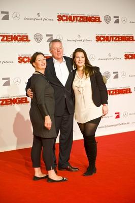 Peter Limbourg mit Ehefrau Katharina und Tochter anl??lich der Weltpremiere des Film Schutzengel  Im Kino Cinestar im S-stock-foto