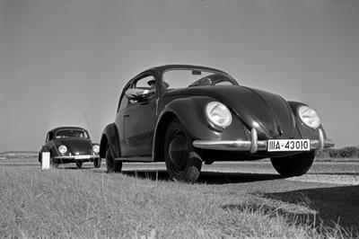 KdF Wagen Zwei Modelle des Volkswagen Käfer, oder KdF Wagen, mit offenem und geschlossenem Dach am Rande einer Teststrec-stock-foto