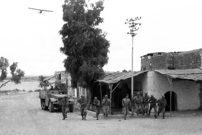 Israel / Palestine: Israeli soldiers advancing to capture Beersheba, Arab-Israeli War, 20 October 1948 Operation Yoav (a-stock-foto