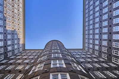 DEU DEUTSCHLAND HAMBURG Geb?ude der Sprinkenhof AG im Hamburger Kontorhausviertel im Abendlicht-stock-photo