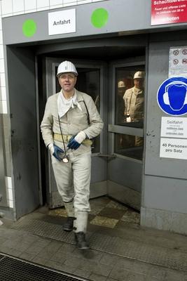Bildnummer: 54807648  Datum: 07.01.2011  Copyright: imago/Sven SimonDr. Norbert R?TTGEN (Bundesumweltminister, CDU-Vorsitzender NRW) vor einer Dreht?r nach der Grubenfahrt, Besichtigung und Grubenfahrt im Bergwerk Prosper-Haniel am 07.01.2011 in Bottrop, Wirtschaft Politik People Bergbau GER Kleidung Freisteller kbdig xub 2011 hoch Datenbank POL PL Politik Politics Wirtschaft Economy Politiker Politician Minister Umweltminister Steinkohlef?rderanlage Kohle Bergbau Zeche Ruhrgebiet Ruhrpott Pott Revier Besichtigung RAG Ruhrkohle AG ganze Figur whole figure HochformatBildnummer 54807648 Date 07 01 2011 Copyright Imago Sven Simon Dr Norbert R?ttgen Federal Environment Minister CDU Chairman NRW before a Revolving door after the Grubenfahrt Tour and Grubenfahrt in Mine Prosper Haniel at 07 01 2011 in Bottrop Economy politics Celebrities Mining ger clothes cut out Kbdig  2011 vertical Database POL PL politics POLITICS Economy Economy Politicians politician Ministers Environment Minister Coal conveyor system Coal Mining Colliery Ruhr area Ruhrpott Pot Area Tour RAG Ruhrkohle AG Whole Figure Whole Figure Portrait-stock-photo