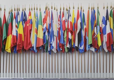Flaggen vor dem Gerichtssaal beim Internationalen Seegerichtshof waehrend der Deutschlandreise der Aussenministerin in H-stock-foto