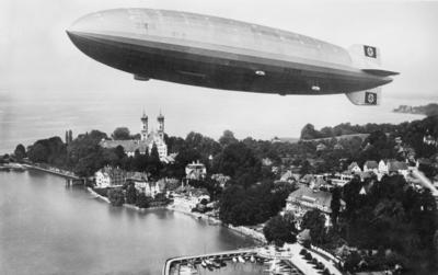 Luftschiff Hindenburg ?ber Friedrichshafen am Bodensee 05 10 teu Zeppelin LZ 129 Hindenburg ca 1936-stock-foto