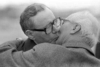 Bruderkuss zwischen Andrej Gromyko URS Vorsitzender des Pr?sidiums des Obersten Sowjets und Erich-stock-foto