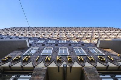 DEU DEUTSCHLAND HAMBURG Geb?ude der Sprinkenhof AG im Hamburger Kontorhausviertel im Abendlicht-stock-photo