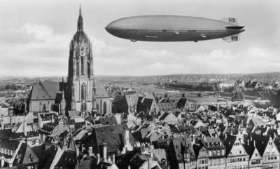 Luftschiff Hindenburg ?ber Frankfurt Main06 10 teuZeppelin LZ 129 Hindenburg 1936 ?ber Frankfurt a-stock-foto