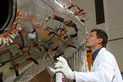 Bildnummer: 50568790  Datum: 21.09.2004  Copyright: imago/ecomedia/robert fishmanAufbau des Kernfusionsversuch Wendelstein 7X im Max Planck Institut Greifswald - Thermischer Berater Heinz Posselt, Fa.Linde (unten) ?berpr?ft die thermische Isolierung , Personen , Objekte; 2004, Greifswald, Max Planck Institut f?r Plasmaphysik, Universit?t, Universit?ten, Institute, Plasmaphysik, Plasma-Physik, Kernfusion, Kernfusionsexperiment, Versuch, Versuche, Experiment, Experimente, thermisch, Isolierungen, experimenteller Aufbau, experimentell, experimentelle, Fusion, Kernphysik, Hightech, Versuchsapparatur, physikalisch, physikalische, physikalisches Institut, reinigen, reinigend, ?berpr?fen, ?berpr?fend, ?berpr?fung, Apparatur; , quer, Kbdig, Einzelbild, close, Deutschland,  , Physik, Wissenschaft,  , Mecklenburg Vorpommern-stock-foto