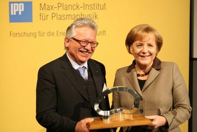 Bildnummer: 53767970  Datum: 01.02.2010  Copyright: imago/Norbert FellechnerDie Bundeskanzlerin der Bundesrepublik Deutschland Frau Dr. Angela Merkel (CDU) besucht am Montag (01.02.2010) das Max-Planck-Institut f?r Plasmaphysik (IPP) in Greifswald und besichtigt den Fusionsreaktor Wendelstein 7-X. Hier im Bild mit G?nther Hasinger Direktor des Max-Planck-Institut ?bergabe eines Modells des Wendelstein 7-X. Angela Merkel besucht Max-Planck-Institut in Greifswald People Politik Wissenschaft Forschung GER kbdig xub 2010 quer premiumd Mecklenburg Vorpommern Deutschland Europa Symbol Symbolbild Symbolfoto Feature Illustration Querformat Institut Greifswald Merkel Forschung Entwicklung Technik Umwelt Physik Max-Planck-Institut Wendelstein 7-X Fusionsforschung Fusion Forschungsanlage Bundeskanzlerin Energie Energieversorgung Experiment Wissenschaft Forschungsst?tte Stellarator Naturwissenschaft Wissenschaftler Techniker Energiequelle Plasmaphysik Fusionsexperiment Strom Stromerzeugung IPP Kraftwerk Kraftwerkstechnik Kernverschmelzung Hasinger o0 Kernfusion, KernenergieBildnummer 53767970 Date 01 02 2010 Copyright Imago Norbert Fellechner the Chancellor the Federal Germany Woman Dr Angela Merkel CDU attended at Monday 01 02 2010 the Max Planck Institute for Plasma physics IPP in Greifswald and visited the Fusion reactor Wendelstein 7 X here in Picture with G?nther Hasinger Director the Max Planck Institute Transfer a Model the Wendelstein 7 X Angela Merkel attended Max Planck Institute in Greifswald Celebrities politics Science Research ger Kbdig  2010 horizontal premiumd Mecklenburg Western Pomerania Germany Europe symbol Symbol image Symbolic image Feature Illustration Landscape Institute Greifswald Merkel Research Development Technology Environment Physics Max Planck Institute Wendelstein 7 X Fusion research Merger Research facility Chancellor Energy Energy supply Experiment Science Research facility Stellarator Natural science Scientists Technicians Energy source Plasma physics Fusion experiment Stream Power generation IPP Power plant Power plant technology Nuclear fusion Hasinger o0 Nuclear fusion Nuclear energy-stock-foto