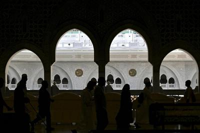Muslim worshippers gather around the Kaaba, Islam's holiest shrine, at the Grand Mosque complex in the holy city of Mecca-stock-foto