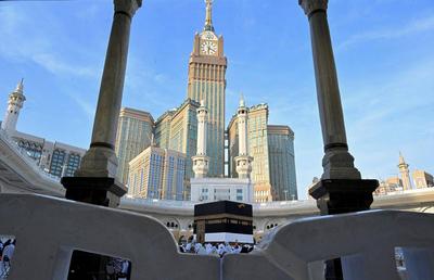 Muslim worshippers gather around the Kaaba, Islam's holiest shrine, at the Grand Mosque complex in the holy city of Mecca-stock-foto