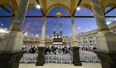 Muslim worshippers gather around the Kaaba, Islam's holiest shrine, at the Grand Mosque complex in the holy city of Mecca-stock-foto