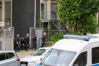 Nach Terroranschlag in Solingen - Beweismittelsuche beim Fl?chtlingsheim-stock-foto