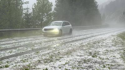 News Bilder des Tages Katastrophale Unwetter zogen in den Abendstunden am Alpenrand entlang. Besonders heftig betroffen-stock-foto