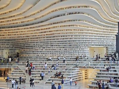 Binhai New Area Library in Tianjin TIANJIN, CHINA - OCTOBER 2, 2024 - Readers read at the library of Binhai New Area in-stock-foto