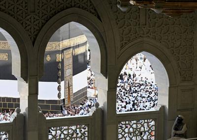 Muslim worshippers gather around the Kaaba, Islam's holiest shrine, at the Grand Mosque complex in the holy city of Mecca-stock-foto
