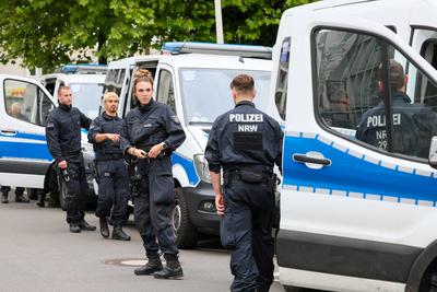 Nach Terroranschlag in Solingen - Beweismittelsuche beim Fl?chtlingsheim-stock-foto