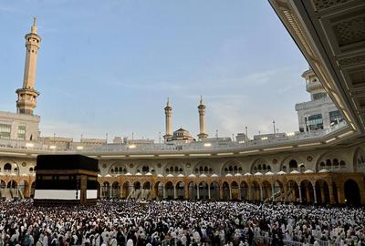 Muslim worshippers gather around the Kaaba, Islam's holiest shrine, at the Grand Mosque complex in the holy city of Mecca-stock-foto
