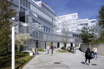 Gesch?ftsgeb?ude R?ckseite The Circle Flughafen Z?rich, Kloten, Schweiz, 10.04.2025 *** Commercial building rear The Cir-stock-foto