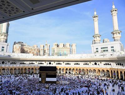 Muslim worshippers gather around the Kaaba, Islam's holiest shrine, at the Grand Mosque complex in the holy city of Mecca-stock-foto