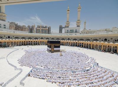Muslim worshippers gather around the Kaaba, Islam's holiest shrine, at the Grand Mosque complex in the holy city of Mecca-stock-foto
