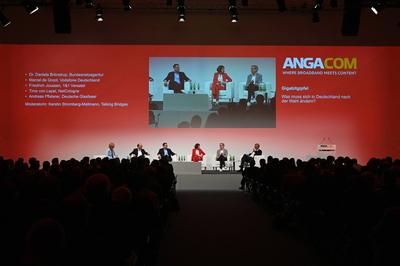 Angacom 2025, Panel : Gigabitgipfel-stock-foto