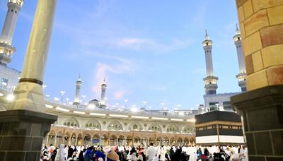 Muslim worshippers gather around the Kaaba, Islam's holiest shrine, at the Grand Mosque complex in the holy city of Mecca-stock-foto