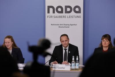 Annika Kollenbroich, Pressesprecherin , Dr. Lars Mortsiefer, Vorstandsvorsitzender und Leitung Ressort Recht der NADA, D-stock-foto