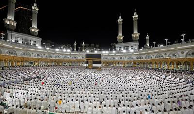 Muslim worshippers gather around the Kaaba, Islam's holiest shrine, at the Grand Mosque complex in the holy city of Mecca-stock-foto
