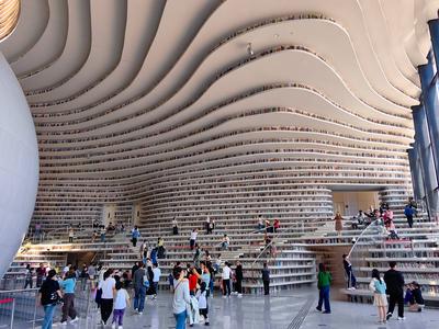 Library of Binhai New Area in Tianjin TIANJIN, CHINA - OCTOBER 3, 2024 - People read books at the library of Binhai New-stock-foto