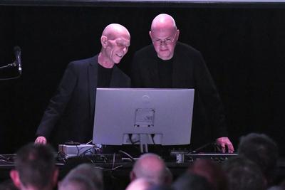 Vince Clarke performing at London School of Economics-stock-foto