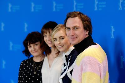 Regisseurinnen Stephanie Chuat und Veronique Reymond sowie Schauspieler Nina Hoss und Lars Eidinger beim Photocall zum-stock-foto