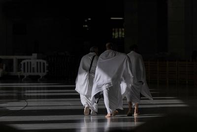 Muslim worshippers gather around the Kaaba, Islam's holiest shrine, at the Grand Mosque complex in the holy city of Mecca-stock-foto