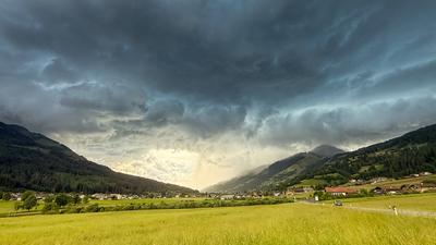 Katastrophale Unwetter zogen in den Abendstunden am Alpenrand entlang. Besonders heftig betroffen war der Landkreis Garm-stock-foto