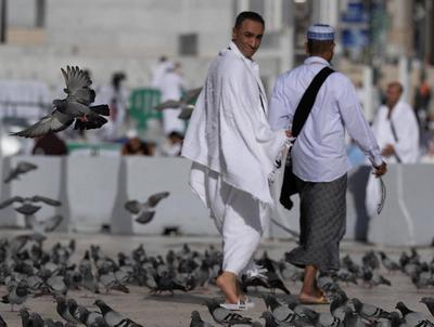 Muslim worshippers gather around the Kaaba, Islam's holiest shrine, at the Grand Mosque complex in the holy city of Mecca-stock-foto