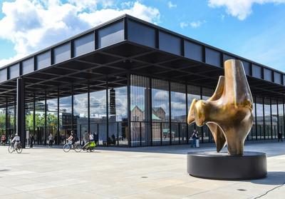 Neue Nationalgalerie in Berlin mit der Skulptur ?Der Bogenschuetze von Henry Moore. Nach umfangreicher und kostspieliger-stock-photo