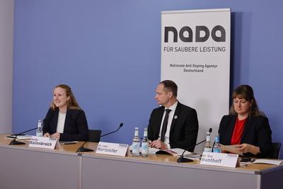 Annika Kollenbroich, Pressesprecherin , Dr. Lars Mortsiefer, Vorstandsvorsitzender und Leitung Ressort Recht der NADA, D-stock-foto