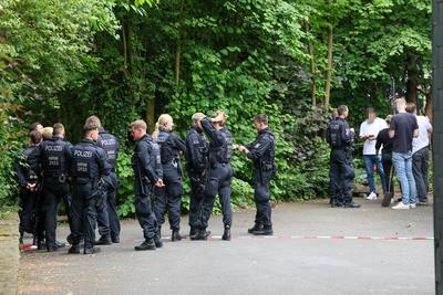 Nach Terroranschlag in Solingen - Beweismittelsuche beim Fl?chtlingsheim-stock-foto