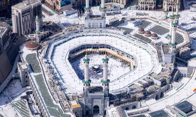 Muslim worshippers gather around the Kaaba, Islam's holiest shrine, at the Grand Mosque complex in the holy city of Mecca-stock-foto