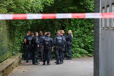 Nach Terroranschlag in Solingen - Beweismittelsuche beim Fl?chtlingsheim-stock-foto