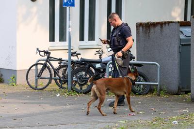 Nach Terroranschlag in Solingen - Beweismittelsuche beim Fl?chtlingsheim-stock-foto