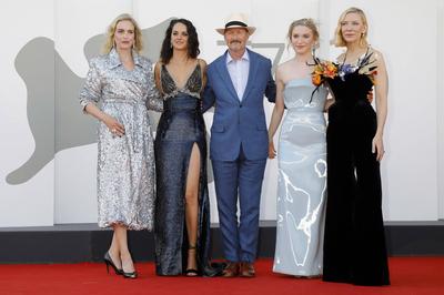 Nina Hoss, Noemie Merlant, Todd Field, Sophie Kauer und Cate Blanchett bei der Premiere des Kinofilms Tar / Tar auf der-stock-foto