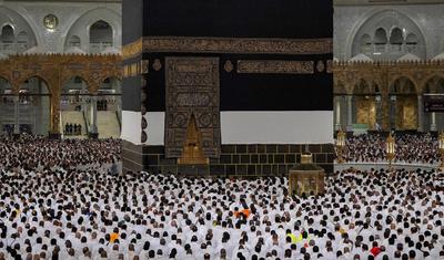 Muslim worshippers gather around the Kaaba, Islam's holiest shrine, at the Grand Mosque complex in the holy city of Mecca-stock-foto