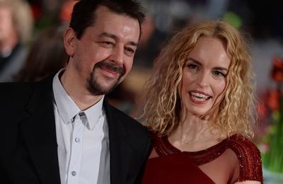Schauspielerin Nina Hoss und Freund Alex Silva w?hrend der Premiere des Er?ffnungsfilms -THE GRAND BUDAPEST HOTEL- anl?-stock-foto