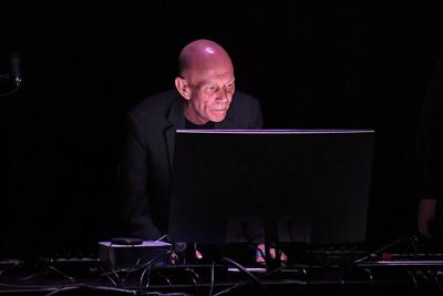 Vince Clarke performing at London School of Economics-stock-foto