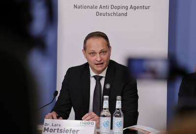 Dr. Lars Mortsiefer, Vorstandsvorsitzender und Leitung Ressort Recht der NADA, Deutschland, Berlin, Jahres-Pressekonfere-stock-foto